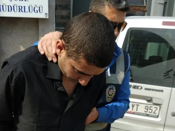 izmirde-jiletle-yaraladigi-doktoru-1-hafta-once-de-tehdit-eden-sanik-icimde-cinler-var-sucu-onlar-isletti-1592494296511.jpg İzmir'de istediği ilacı vermediği için jiletle yaraladığı doktoru, 1 hafta önce de tehdit eden sanık: İçimde cinler var suçu onlar işletti-1