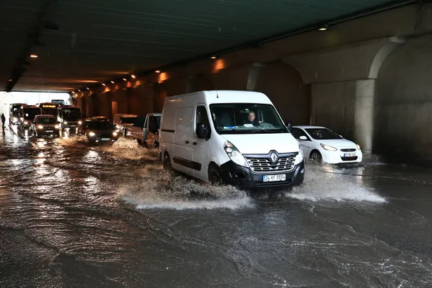 İstanbul'u sağanak vurdu! Topkapı alt geçidini su bastı-3