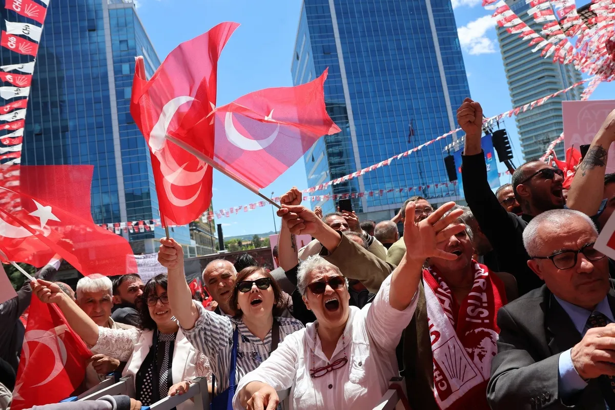 chpde-yavas-saflasmasi-kilicdaroglu-arinma-dedi-mansur-yavas-ozelin-yaninda-cikti-1780150809580.jpeg Kılıçdaroğlu arınma dedi Mansur Yavaş Özel’in yanında saf tuttu-6