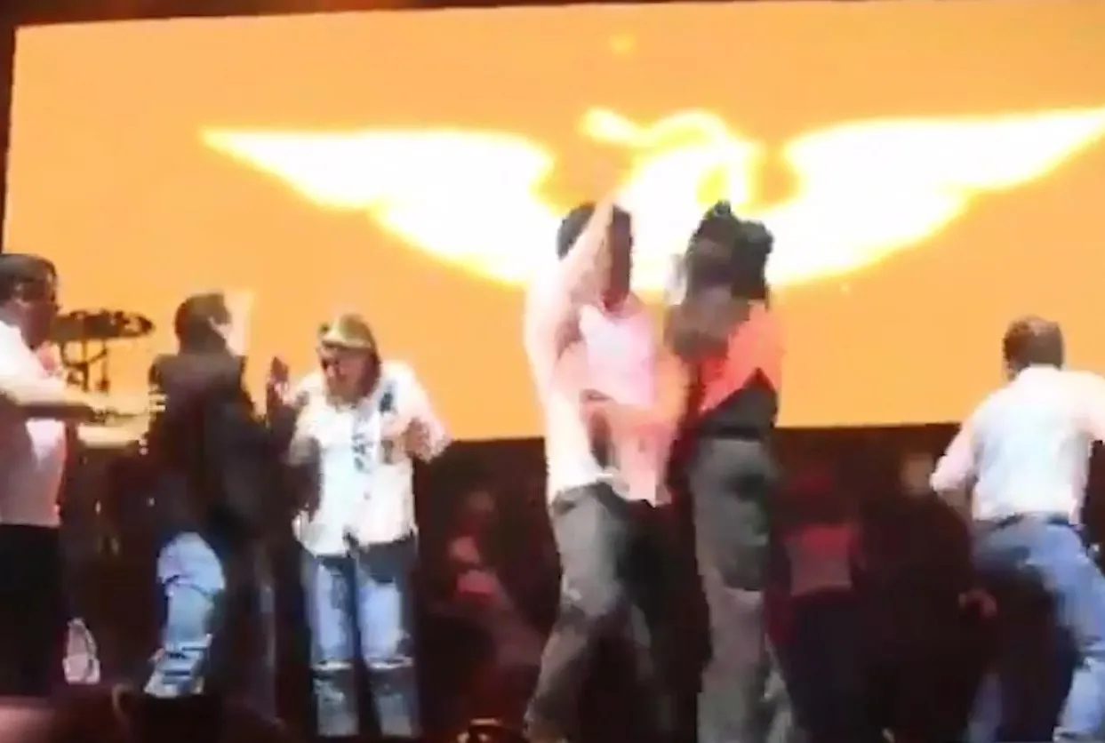 Parti mitinginde sahne çöktü: 5 ölü