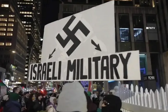 gamali-hac-siyon-yildizi-ve-kan-beyaz-saray-ve-tel-aviv-onu-ariyor-new-yorkta-israil-ordusu-nazidir-pankarti-t-1701438153406.jpeg Gamalı haç, siyon yıldızı ve kan! Beyaz Saray ve Tel Aviv onu arıyor! New York’ta ‘İsrail ordusu Nazi’dir’ pankartı taşıyan gösterici kim?-2