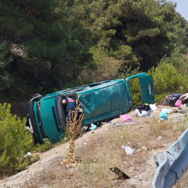 Sivas’ta minibüs devrildi: 13 yaralı