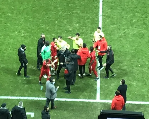 besiktas-sivasspor-macinin-devre-arasinbda-sok-kirmizi-kart-hakeme-telefonunu-gosterdi-oyun-disi-kaldi-1609176292745.jpeg Beşiktaş-Sivasspor maçının devre arasında şok kırmızı kart! Hakeme telefonunu gösterdi oyun dışı kaldı-3