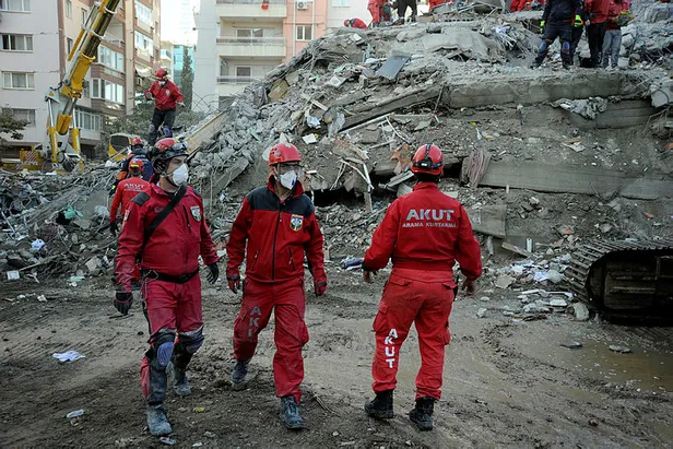İzmir depreminde yerle bir olan evlere çürük raporu verildiği ortaya çıktı!-6