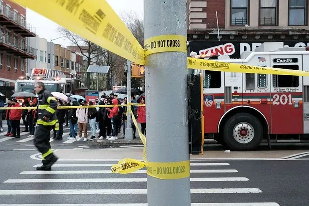 SON DAKİKA: New York metrosunda saldırı! Birden fazla vurulan var patlayıcılar bulundu... Beyaz Saray'dan ilk açıklama!-7