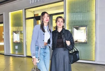 Anne kız kahve molası verdi