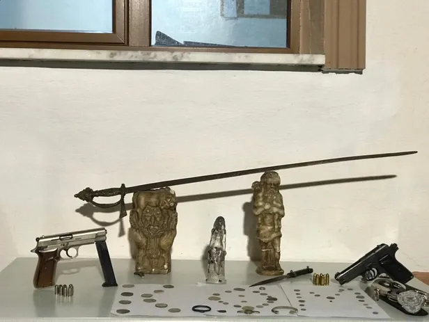 Polis rozeti, tabanca ve kelepçeyle tarihi eser kaçakçılığı-2