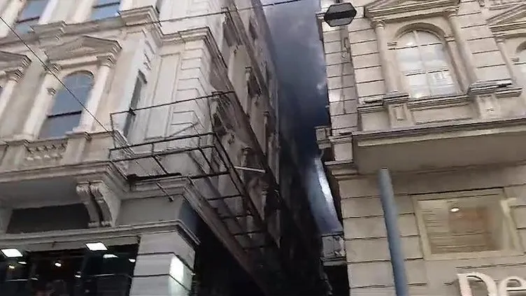 İZLE I İstiklal Caddesi’nde yangın paniği!