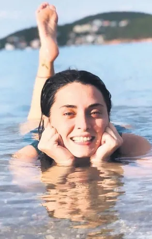 Aslıhan Gürbüz'ün deniz pozları sosyal medyayı renklendirdi