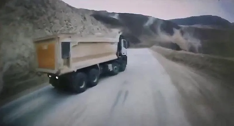 Erzincan'daki toprak kaymasında korku dolu anlar araç kamerasında