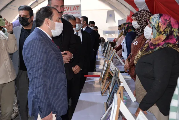 diyarbakir-anneleri-29-ekim-cumhuriyet-bayramini-istiklal-marsi-okuyarak-kutladi-1635516951902.jpg Diyarbakır Anneleri 29 Ekim Cumhuriyet Bayramı'nı İstiklal Marşı okuyarak kutladı-6