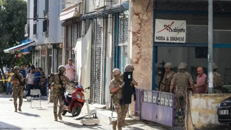 Bıçakla annesini rehin alıp çamaşır suyuyla polisleri engelleyen şüpheli bacağından vurulup yakalandı