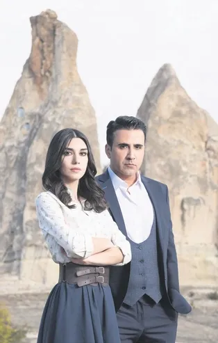 Başrollerini Emrah Erdoğan ve Burcu Kıratlı'nın ‘Aşk ve Mavi’ Meksika’da fırtınalar estiriyor