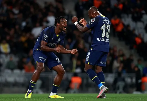 fenerbahce-istanbulspor-karsisinda-gol-oldu-yagdi-5-2-batshuayi-hat-trick-yapti-1667159148763.jpeg Fenerbahçe İstanbulspor karşısında gol oldu yağdı: 5-2! Batshuayi hat-trick yaptı-17