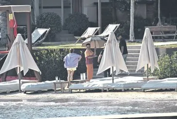 Yaz konserleri tam gaz! Kenan Doğulu neşeli tavırlarıyla dikkat çekti