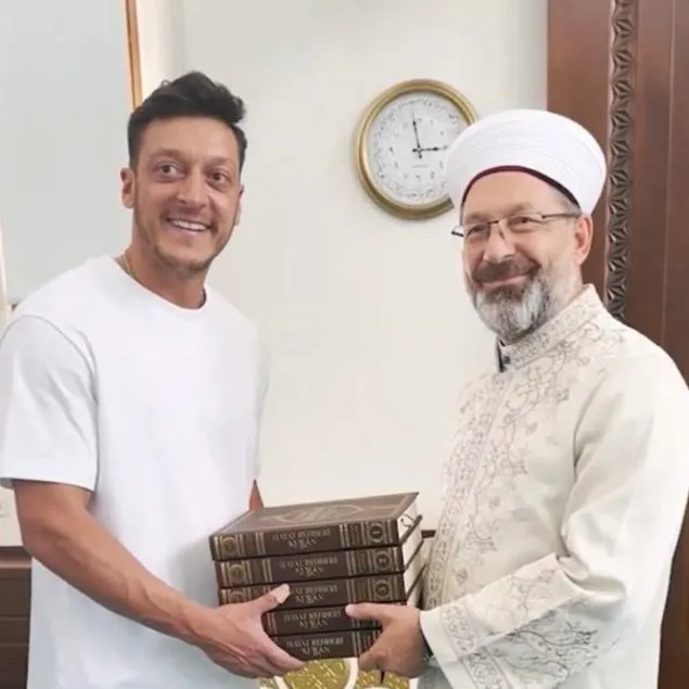 Camiyi temizleyen Özil’e teşekkür