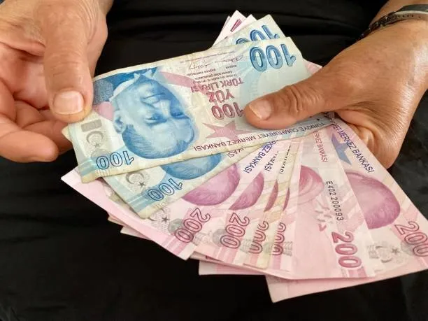 ocak-2025-maas-tablosuna-bakin-sgk-ssk-bag-kurlu12500-13000-14000-15000-alanlar-dikkat-en-dusuk-emekli-ayligi-1723568355397.jpg SGK-SSK, BAĞ-KUR'lu 12.500, 13.000, 14,000, 15.000 alanlar dikkat! Ocak 2025 maaş tablosuna bakın! En düşük emekli aylığı...-2