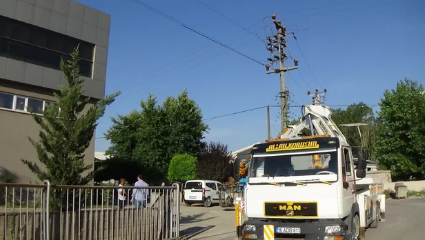 Kabus! Tişörtünü almaya giden işçinin üzerine yanan elektrik kablosu düştü-1