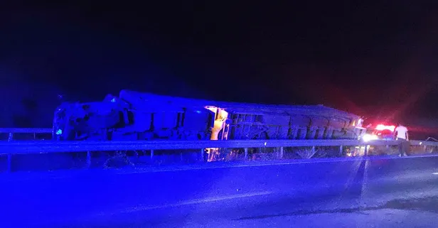 Çorum'da kontrolden çıkan tır bariyerlere çarptı devrildi