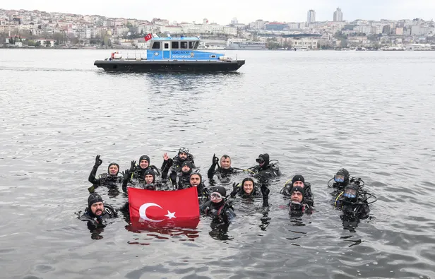 Türk Polis Teşkilatı'nın 174. kuruluş yıl dönümü dolayısıyla Haliç'de 'Vatan Dalışı' yapıldı-2