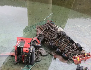 Virajı alamayan tır 10 metreden nehre uçtu