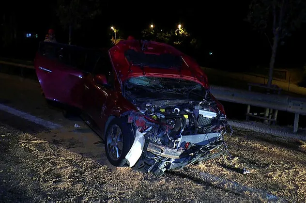 Kartal'da kontrolden çıkan araç bariyerlere girdi: 4 yaralı