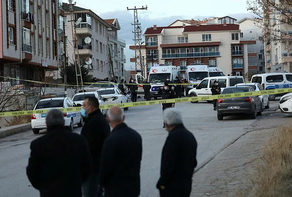 ankarada-sokak-ortasinda-vahsetyasandi-cani-kadini-oldurup-intihar-etti-1607700916730.jpg Ankara’da sokak ortasında vahşet yaşandı: Cani, kadını öldürüp intihar etti-2