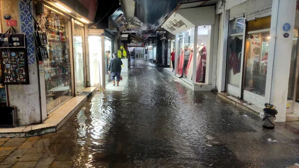 izmiri-saganak-vurdu-tarihi-kemeralti-carsisi-su-altinda-kaldi-bu-manzaradan-biktik-1670938780351.jpg İzmir’i sağanak vurdu! Tarihi Kemeraltı Çarşısı su altında kaldı: Bu manzaradan bıktık! Acı haber geldi-7