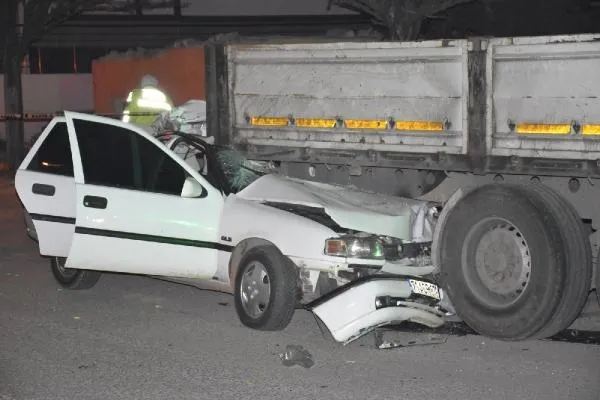 Gece yarısı korkunç son! Kırıkkale'de otomobil park halindeki TIR'a çarptı: 1 ölü-5