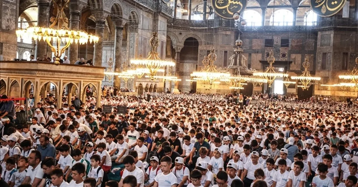 Ayasofya Camii TÜGVA'lı gençlerin tekbir sesleriyle yankılandı!