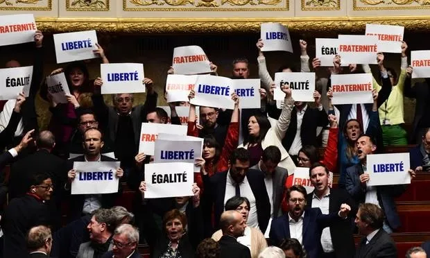 macronun-basi-bu-kez-de-gocmen-yasasi-ile-dertte-lyse-sarayinda-acil-toplanti-topal-ordek-icin-olum-opucugu-1703060443225.jpeg Macron’un başı bu kez de ‘göçmen yasası’ ile dertte! Élysée Sarayı’nda acil toplantı: Topal ördek için ölüm öpücüğü-2