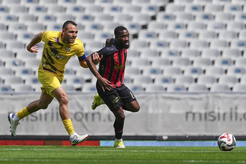 istanbulda-kritik-zafer-fatih-karagumruk-eyupsporu-2-1-yendi-1776521465808.jpg Eyüpspor gelecek hafta Gaziantep FK'ya konuk olacak