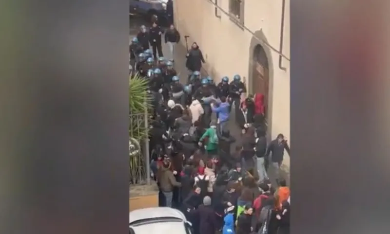 italyada-tepki-ceken-goruntuler-polis-filistin-icin-destek-gosterisi-duzenleyen-ogrencilere-copla-mudahale-ett-1708701230448.jpeg İtalya'nın Floransa ve Pisa kentlerinde tepki çeken görüntüler! Polis, Filistin için destek gösterisi düzenleyen öğrencilere copla müdahale etti-4