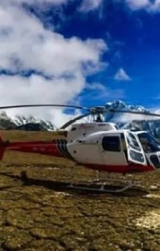 Nepal'de bakanı taşıyan helikopter düştü!