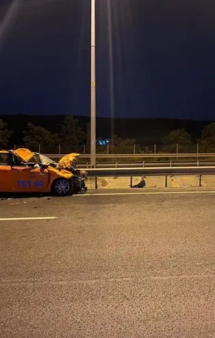 Gece yarısı korkunç kaza! Taksi iki mandaya çarptı: 1 ölü, 2 yaralı