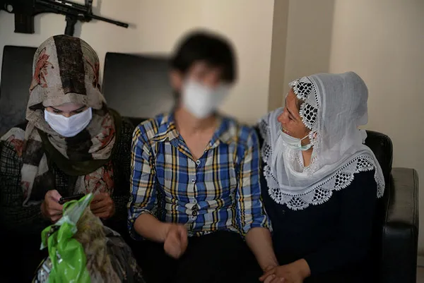 pkkda-cozulme-suruyor-bir-aile-daha-evladina-kavustu-1594538284054.jpg PKK'da çözülme sürüyor! Bir aile daha evladına kavuştu-2