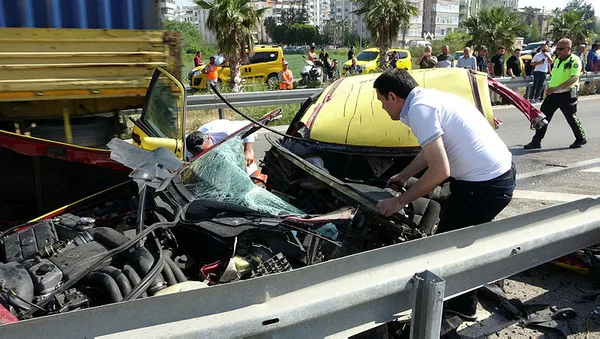 1651142578456.jpg Kontrolden çıkan taksi bariyerlere girdi ikiye bölündü! Yer: Antalya-2