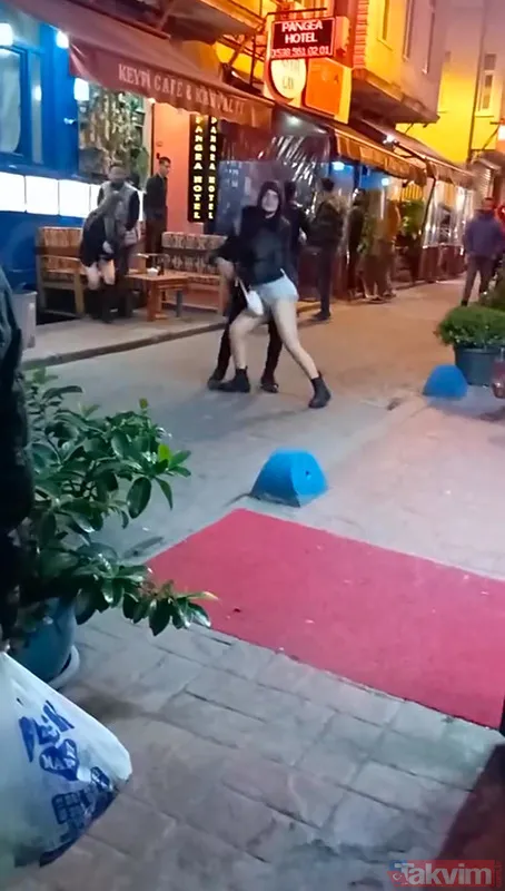 Taksim'de alkollü iki kadın birbirine girdi: Kavga anı kamerada - 6