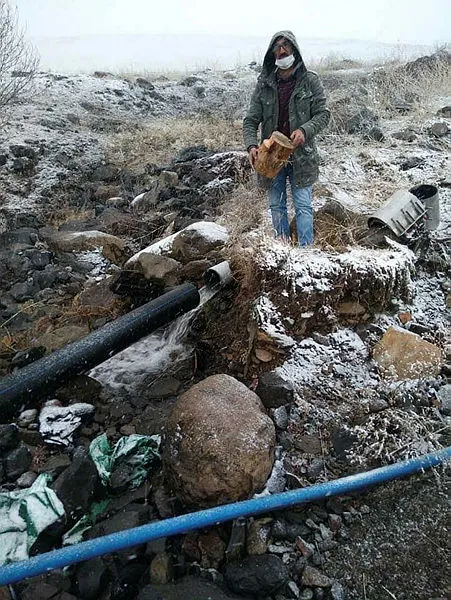 son-dakika-ardahanin-gole-ilcesine-icme-suyu-tasiyan-boruya-odun-tikadilar-ilce-susuz-kaldi-1605966503583.jpg SON DAKİKA: Ardahan'ın Göle ilçesine içme suyu taşıyan boruya odun tıkadılar ilçe susuz kaldı-2