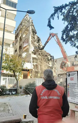 Kartal'da hareketli anlar! 10 katlı bina yıkıldı