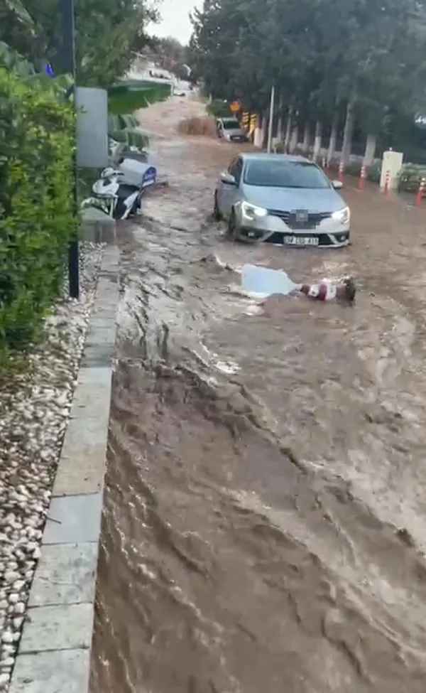 su-hatti-patladi-cadde-gole-dondu-esnaf-isyan-etti-1663447559867.jpg Su hattı patladı, cadde göle döndü, esnaf isyan etti-3