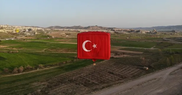 Dünyanın en büyük bayrak balonu Kapadokya'da havalandı