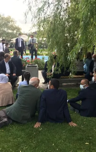 HDP'liler yeni yasama yılı açılış törenine katılmayıp TBMM bahçesinde eylem yaptı