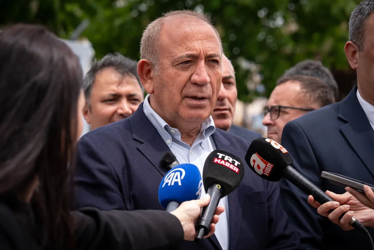 chpde-kurultay-savaslari-kilicdaroglu-hukuken-tedbirli-madde-madde-ozgur-ozelin-imza-hamlesini-bosa-cikaracak-1780298136373.jpeg CHP'de "kurultay" savaşları! Kılıçdaroğlu hukuken "tedbir"li | Madde madde Özgür Özel'in imza hamlesini boşa çıkaracak gerçekler-8
