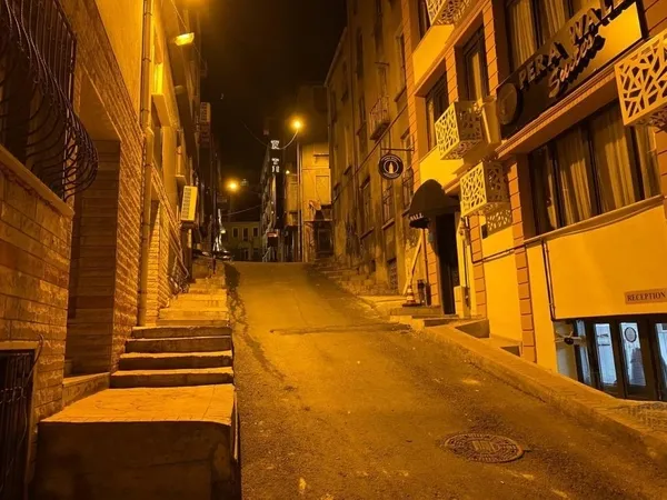 istanbulda-korkunc-cinayet-kamerada-kaskli-gence-kursun-yagdirdilar-1685178397494.jpeg Korkunç cinayet kamerada: Kasklı gence kurşun yağdırdılar-5