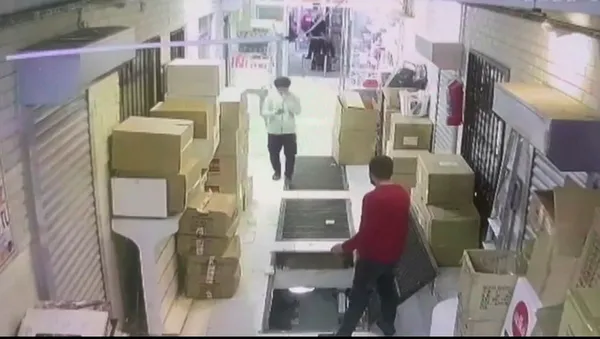 eminonunde-cep-telefonuna-bakarak-yuruyen-genc-izgaradan-asagi-dustu-telefonda-islerim-vardi-1645018622159.jpg Eminönü'nde cep telefonuna bakarak yürüyen genç ızgaradan aşağı düştü: Telefonda işlerim vardı-2