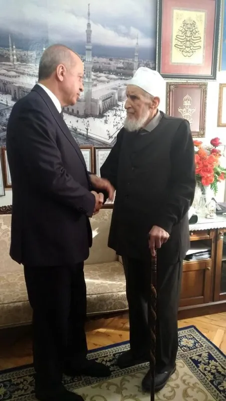 son-dakika-baskan-recep-tayyip-erdogan-hafiz-abdullah-nazirlinin-vefat-haberi-sonrasi-rize-programini-iptal-etmisti-elaziga-gitmek-icin-yola-cikti-1613209945442.jpg SON DAKİKA: Hafız Abdullah Nazırlı kimdir, kaç yaşındaydı, nereli? Başkan Erdoğan da cenazeye katıldı! Vasiyeti yerine getirdi-12