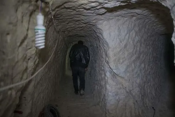 Afrin'de PYD/PKK'nın yerin 4 metre altında yaptığı tünel ağı bulundu-3