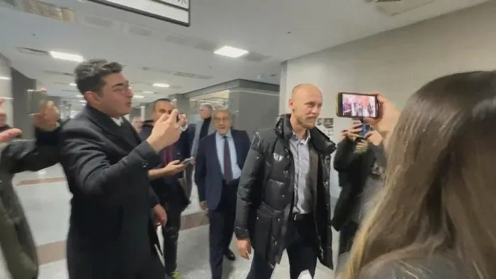 fon-vurgunuyla-futbolculari-dolandiran-secil-erzan-davasinda-flas-gelisme-semih-kaya-durusma-salonundan-cikari-1705318719186.jpeg Fon vurgununda gerilim dolu duruşma | Seçil Erzan'ın tutukluluk halinin devamına karar verildi! Sesler yükseldi: "Yalancı"-13