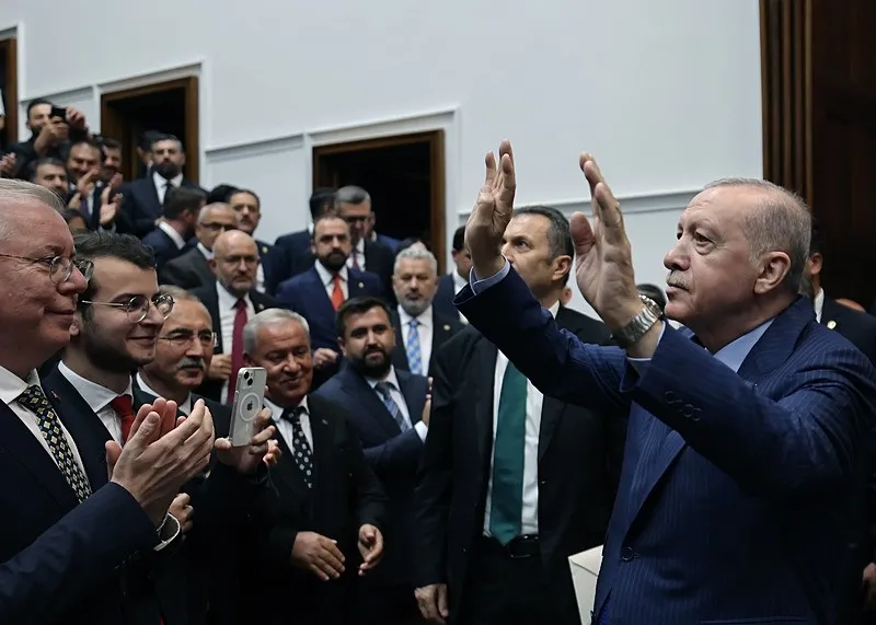 baskan-erdogandan-chpye-siz-bu-kafayla-sandikta-cok-tokat-yersiniz-kurultay-savasina-gonderme-biz-taraf-degili-1781099278265.jpeg Başkan Erdoğan'dan CHP'ye: Siz bu kafayla sandıkta çok tokat yersiniz | Kurultay savaşına gönderme: Biz taraf değiliz-6